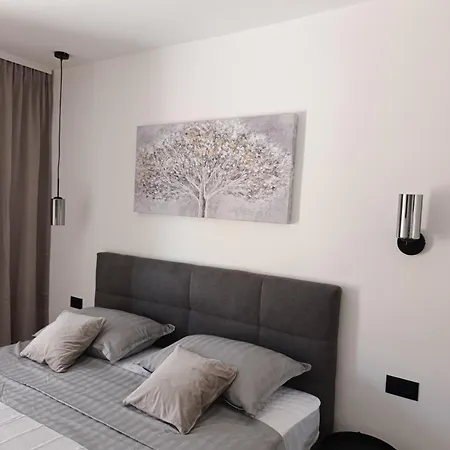 Ladini Lana Apartment *
